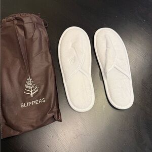 Elegant White Flip-Flops with Carry Bag